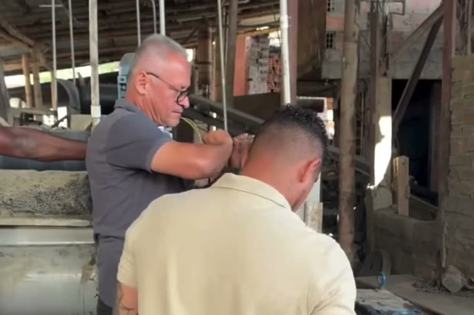 Dos técnicos de SMARTIND ajustando una máquina en la planta de una ladrillera en Puerto Tejada