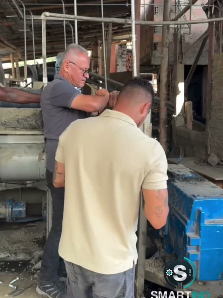 Dos técnicos de SMARTIND trabajando sobre una máquina en planta