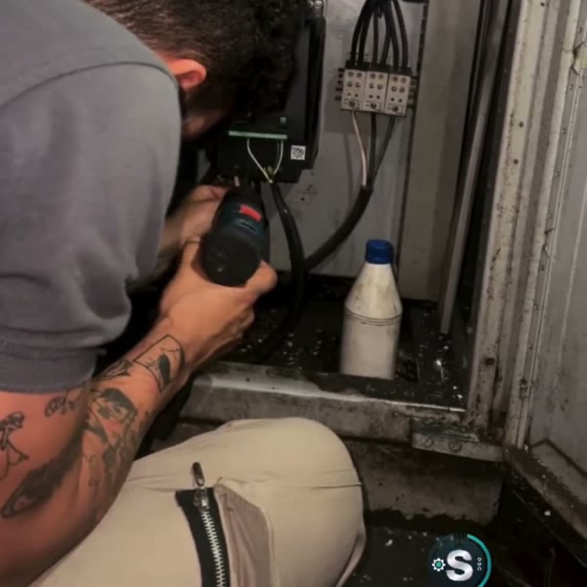 Técnico de SMARTIND midiendo dentro de un tablero eléctrico