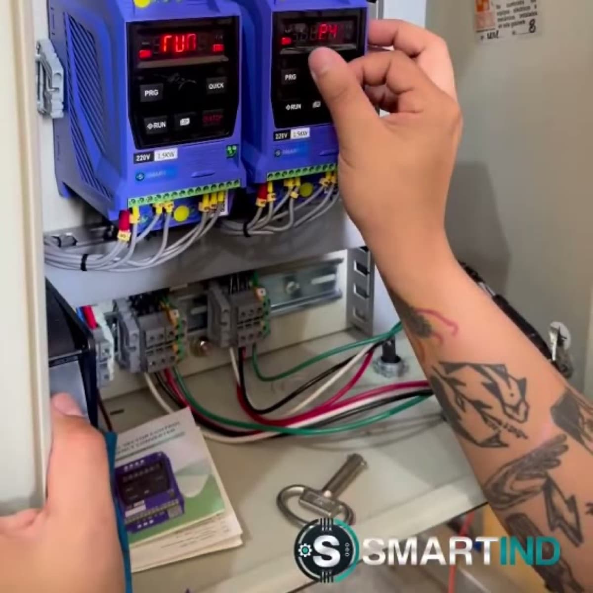 Variadores SMARTIND instalados y funcionando en un tablero