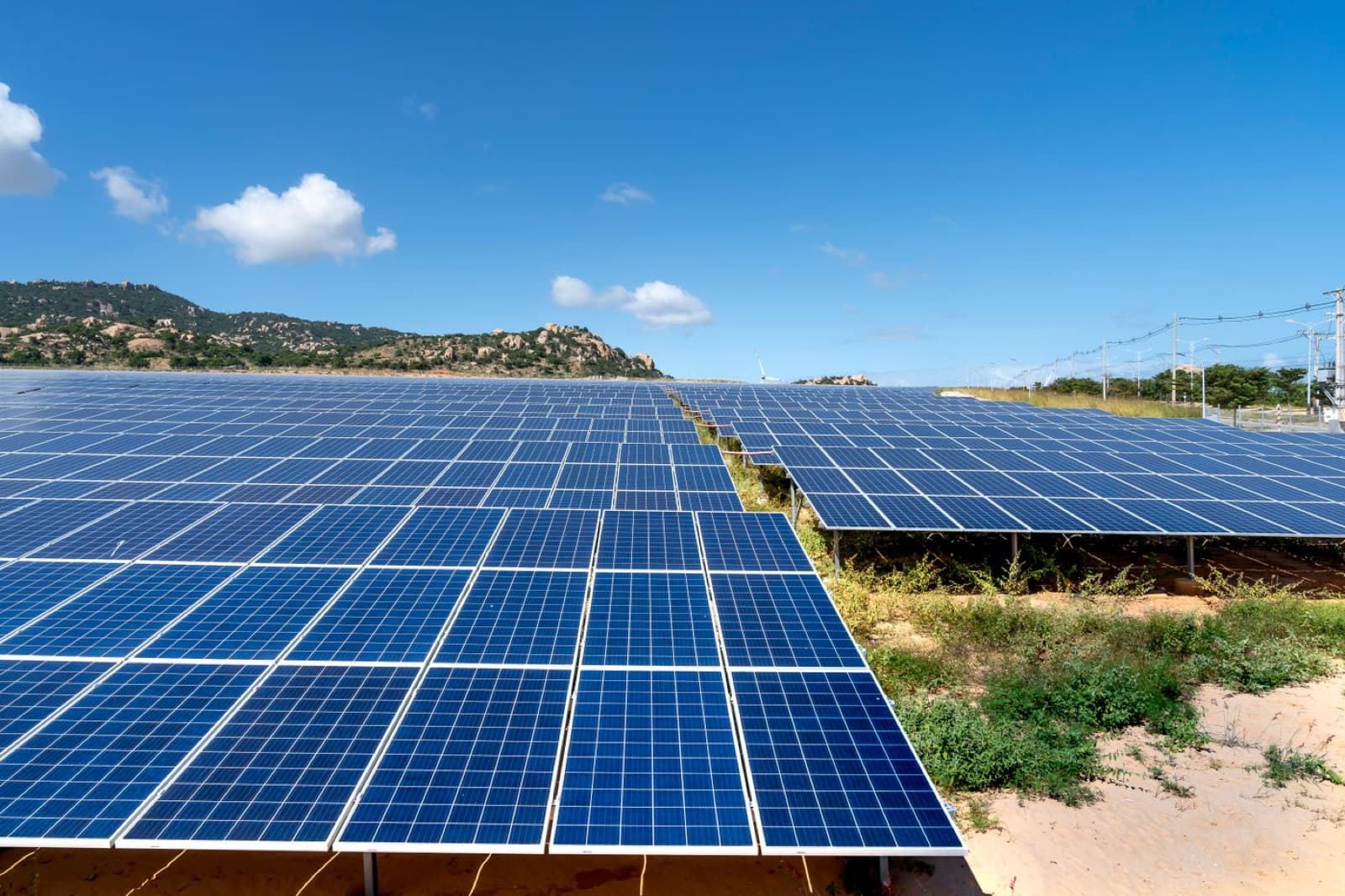 Campo de paneles solares que alimenta un sistema de bombeo