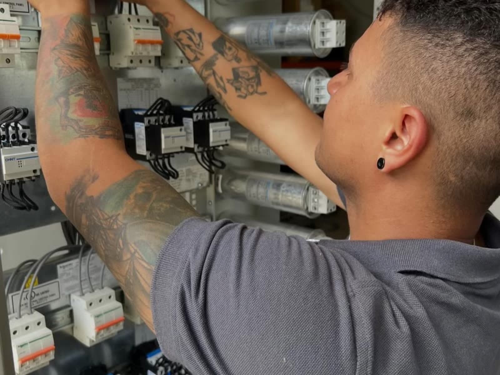 Técnico de SMARTIND armando un banco de condensadores automático