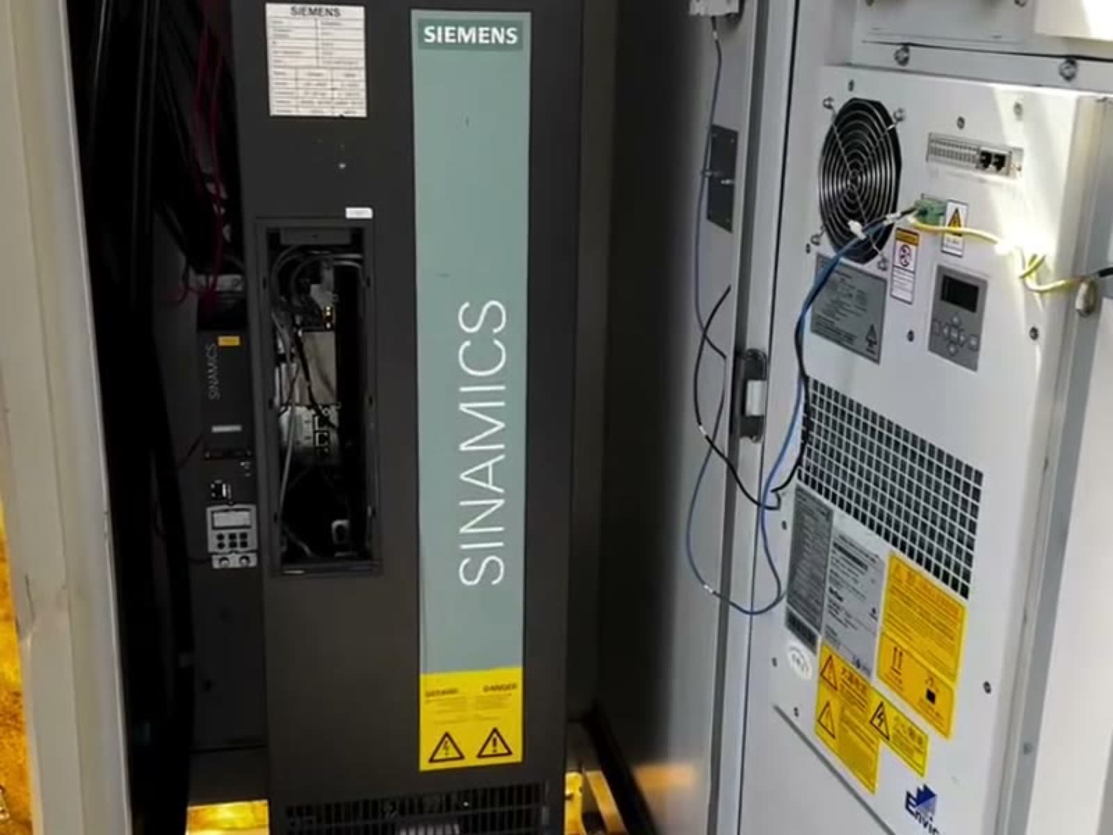 Variador Siemens SINAMICS instalado en el gabinete de una ladrillera, junto al refrigerador del tablero