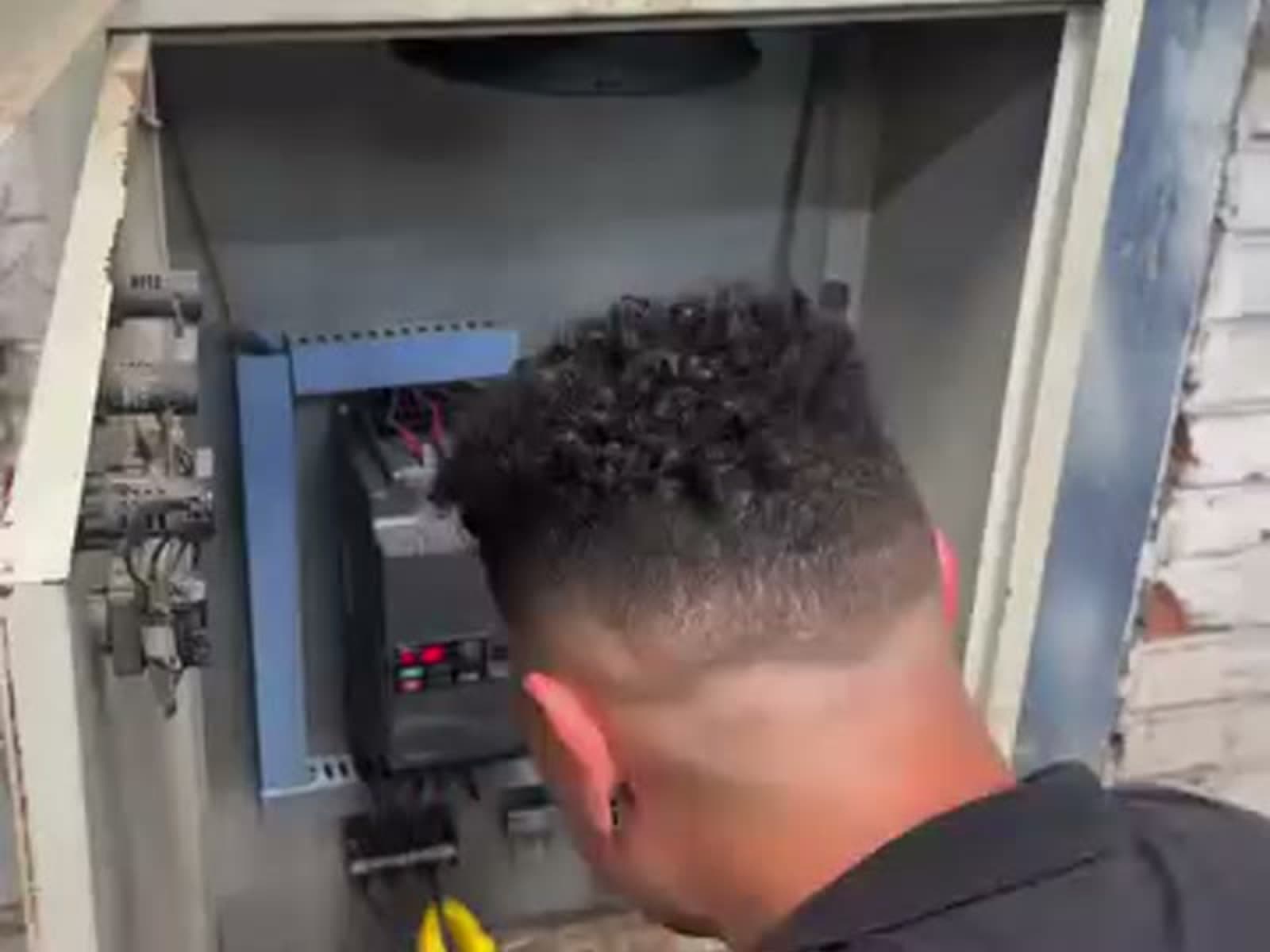 Técnico de SMARTIND revisando el tablero eléctrico de una lavandería industrial