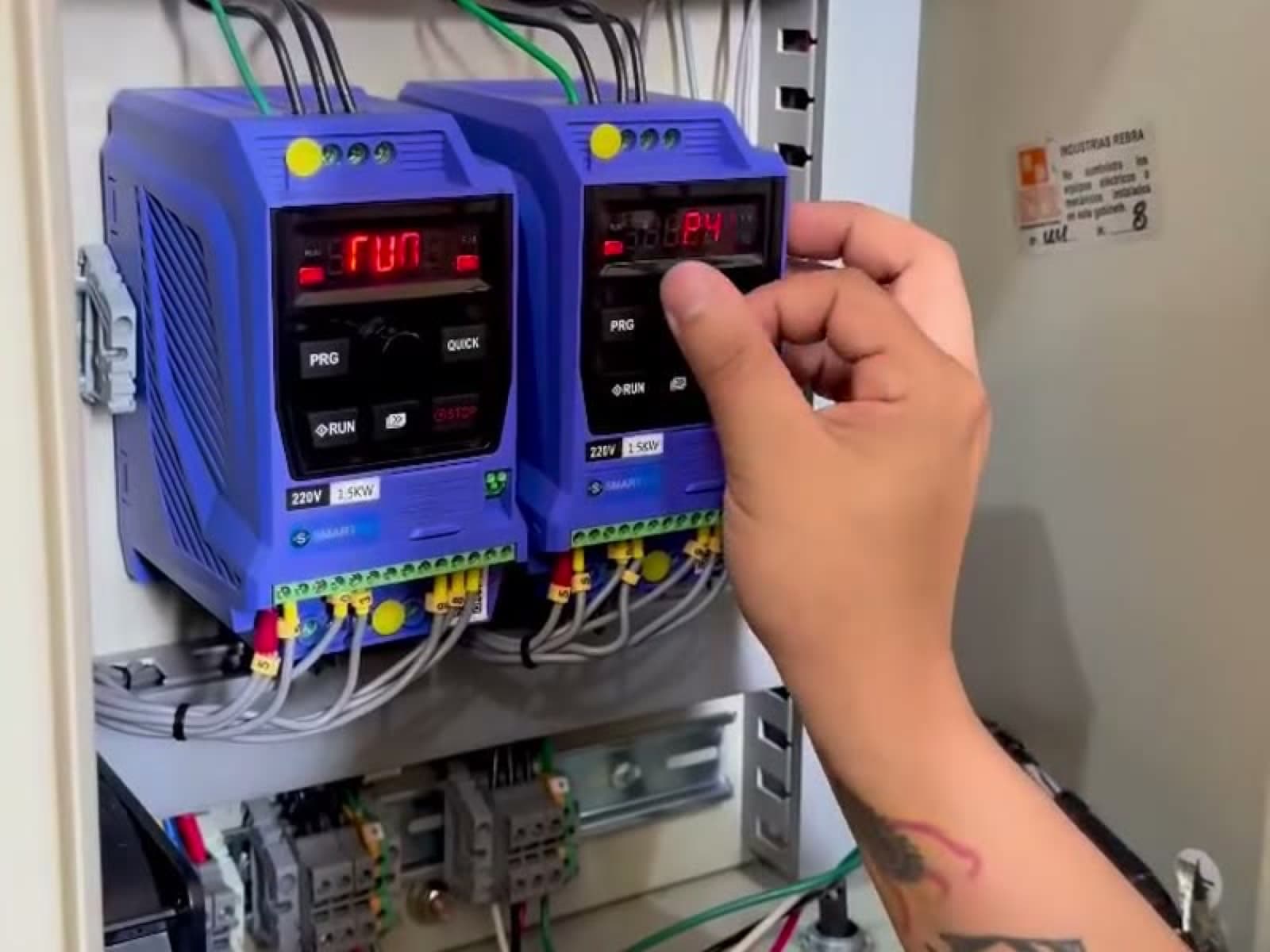 Dos variadores SMARTIND de 1,5 kW instalados en un tablero, con el display encendido