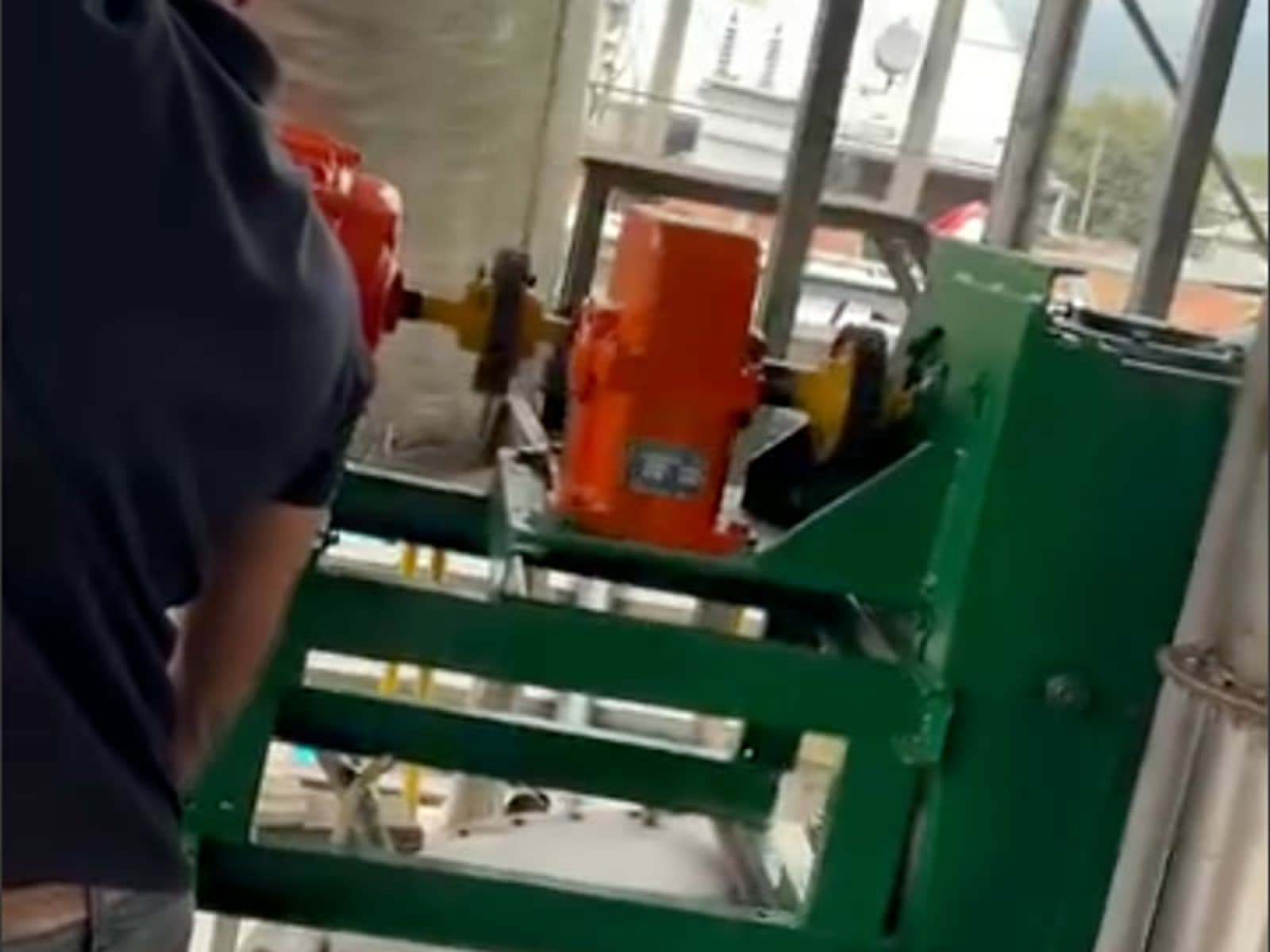 Técnico de SMARTIND junto al motorreductor de un reactor de químicos
